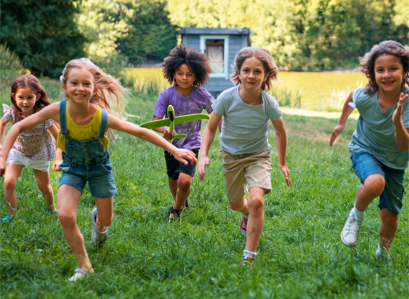 Crianças brincando felizes
