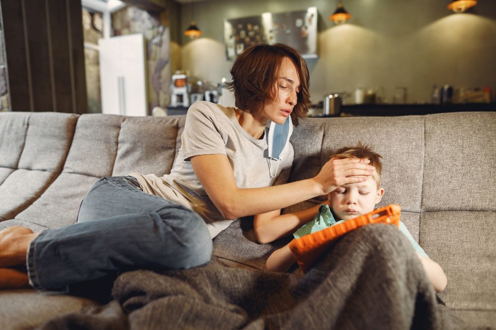 Criança com febre e resfriado